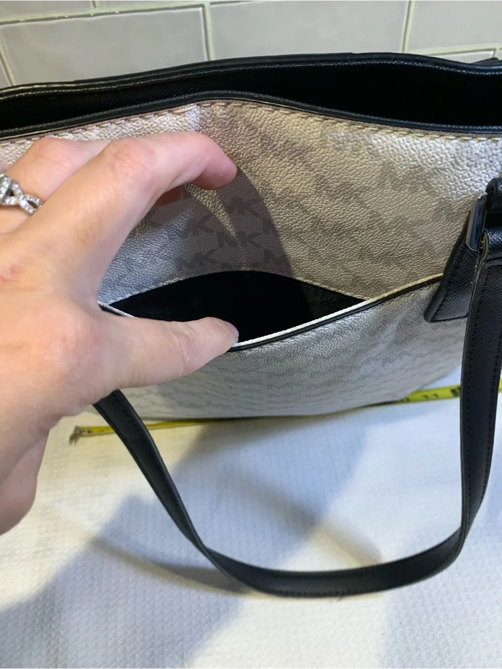 Michael Kors Jet Set Travel Large Center Stripe Signature Tote Bag White/Black